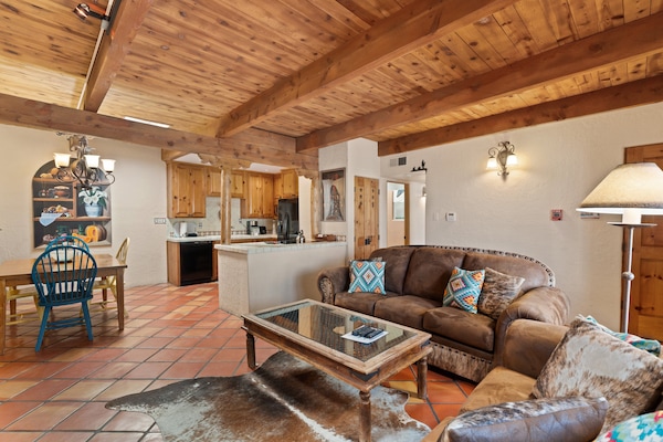 Smart TV, chimenea, reproductor de DVD y libros