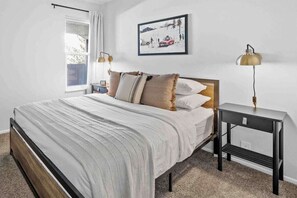 2 chambres, bureau, fer et planche à repasser, lit parapluie