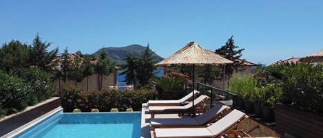 Piscine extérieure, piscine à débordement