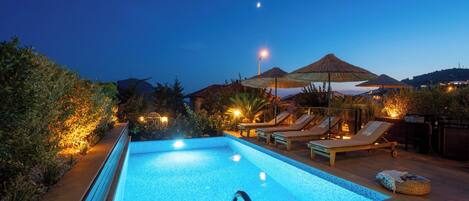 Piscine extérieure, piscine à débordement