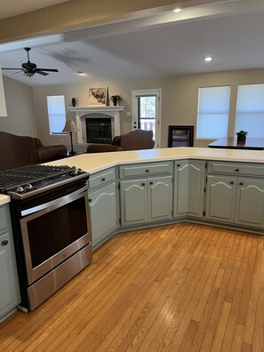 Fridge, microwave, oven, stovetop - One level open concept home in the beautiful Ruidoso pines. (Ruidoso)