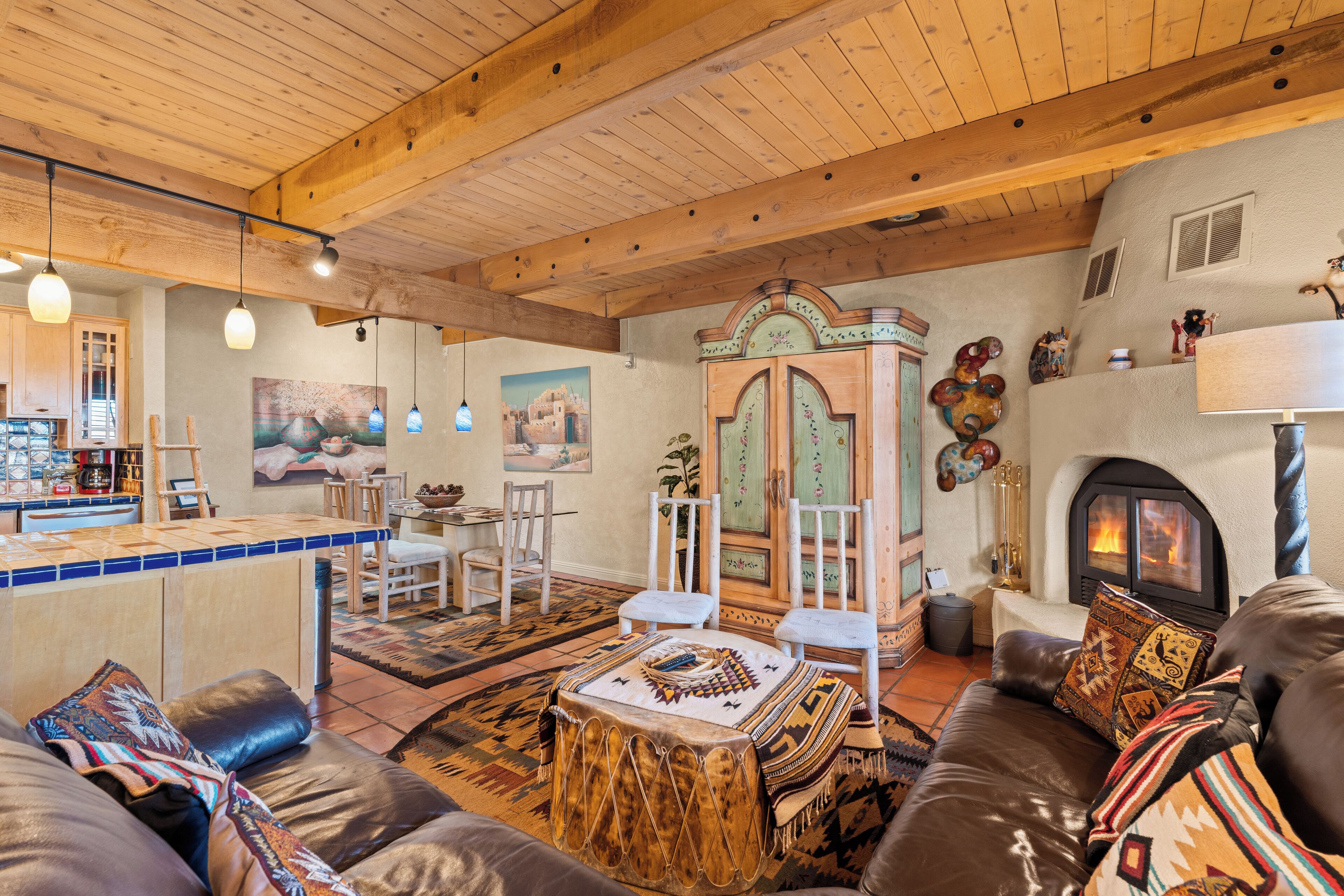 Smart TV, chimenea, reproductor de DVD y libros 