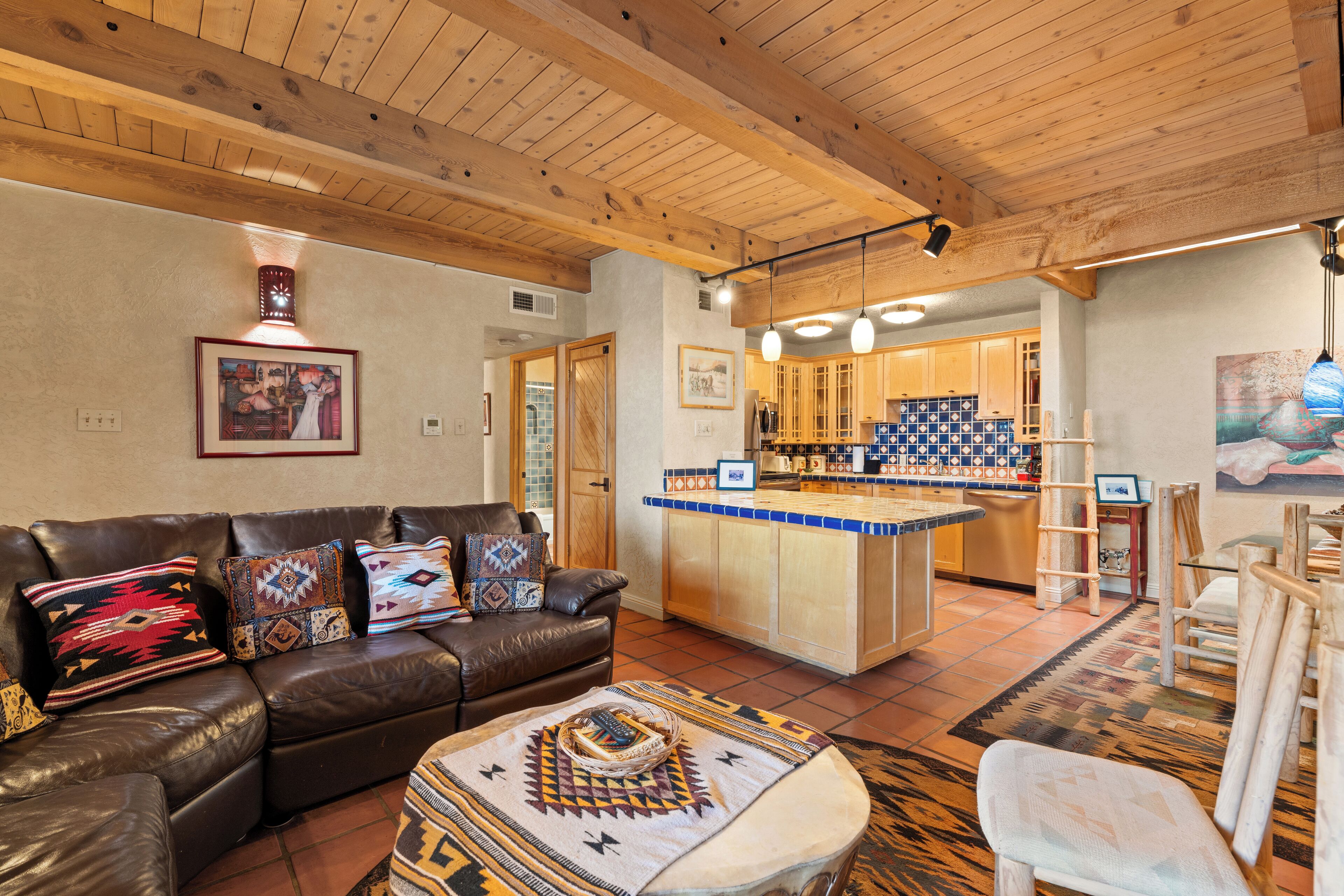 Smart TV, chimenea, reproductor de DVD y libros 