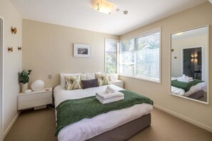 2 bedrooms, iron/ironing board, WiFi