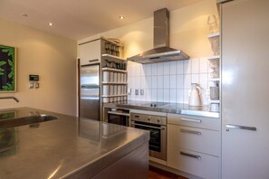 ثلاجة، ميكروويف، فرن، موقد طهي مسطح