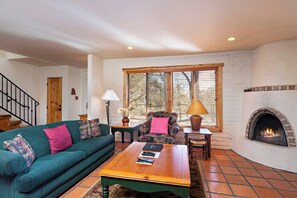 Smart-TV, Kamin, DVD-Player, Bücher