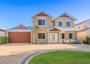 Exterior - “WATERLILY HOUSE” - Luxury Mandurah Canal Holiday Home - Jetty, BBQ, Sleeps 14 (Mandurah)