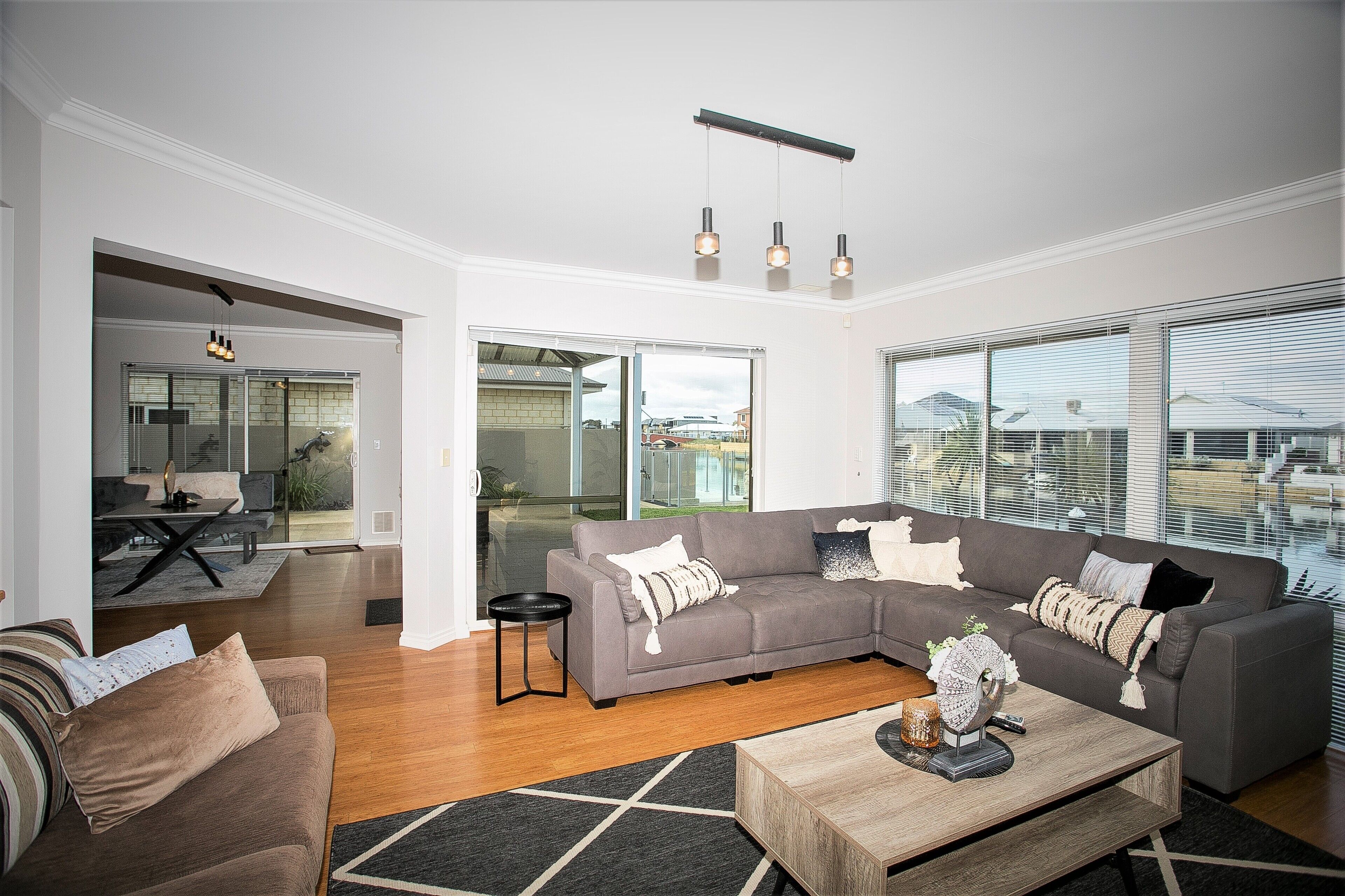 “WATERLILY HOUSE” - Luxury Mandurah Canal Holiday Home - Jetty, BBQ, Sleeps 14