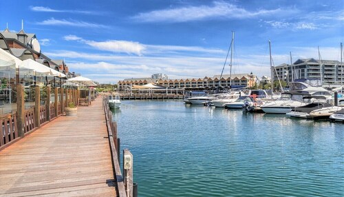 “WATERLILY HOUSE” - Luxury Mandurah Canal Holiday Home - Jetty, BBQ, Sleeps 14