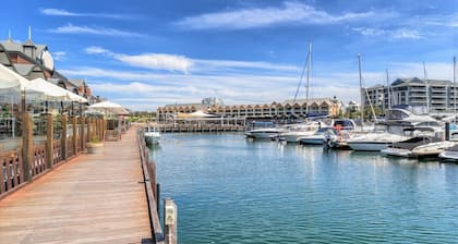 “WATERLILY HOUSE” - Luxury Mandurah Canal Holiday Home - Jetty, BBQ, Sleeps 14