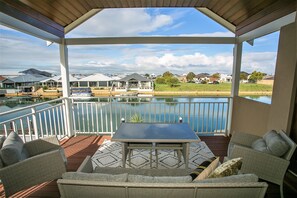 Outdoor dining - “WATERLILY HOUSE” - Luxury Mandurah Canal Holiday Home - Jetty, BBQ, Sleeps 14 (Mandurah)