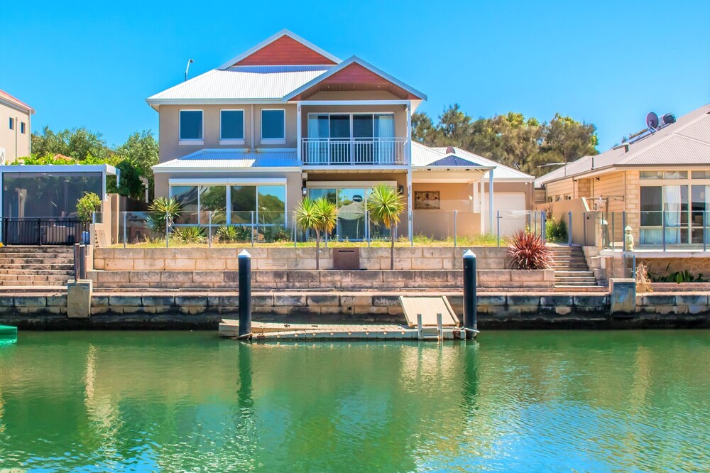“WATERLILY HOUSE” - Luxury Mandurah Canal Holiday Home - Jetty, BBQ, Sleeps 14