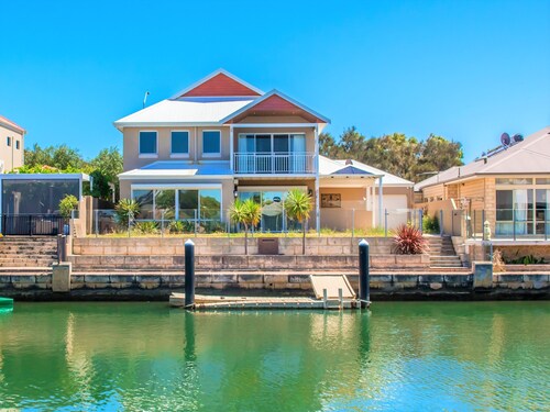 “WATERLILY HOUSE” - Luxury Mandurah Canal Holiday Home - Jetty, BBQ, Sleeps 14