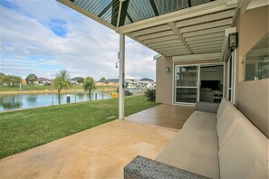 Terrace/patio - “WATERLILY HOUSE” - Luxury Mandurah Canal Holiday Home - Jetty, BBQ, Sleeps 14 (Mandurah)