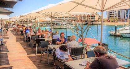 “WATERLILY HOUSE” - Luxury Mandurah Canal Holiday Home - Jetty, BBQ, Sleeps 14