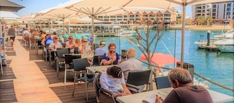 “WATERLILY HOUSE” - Luxury Mandurah Canal Holiday Home - Jetty, BBQ, Sleeps 14