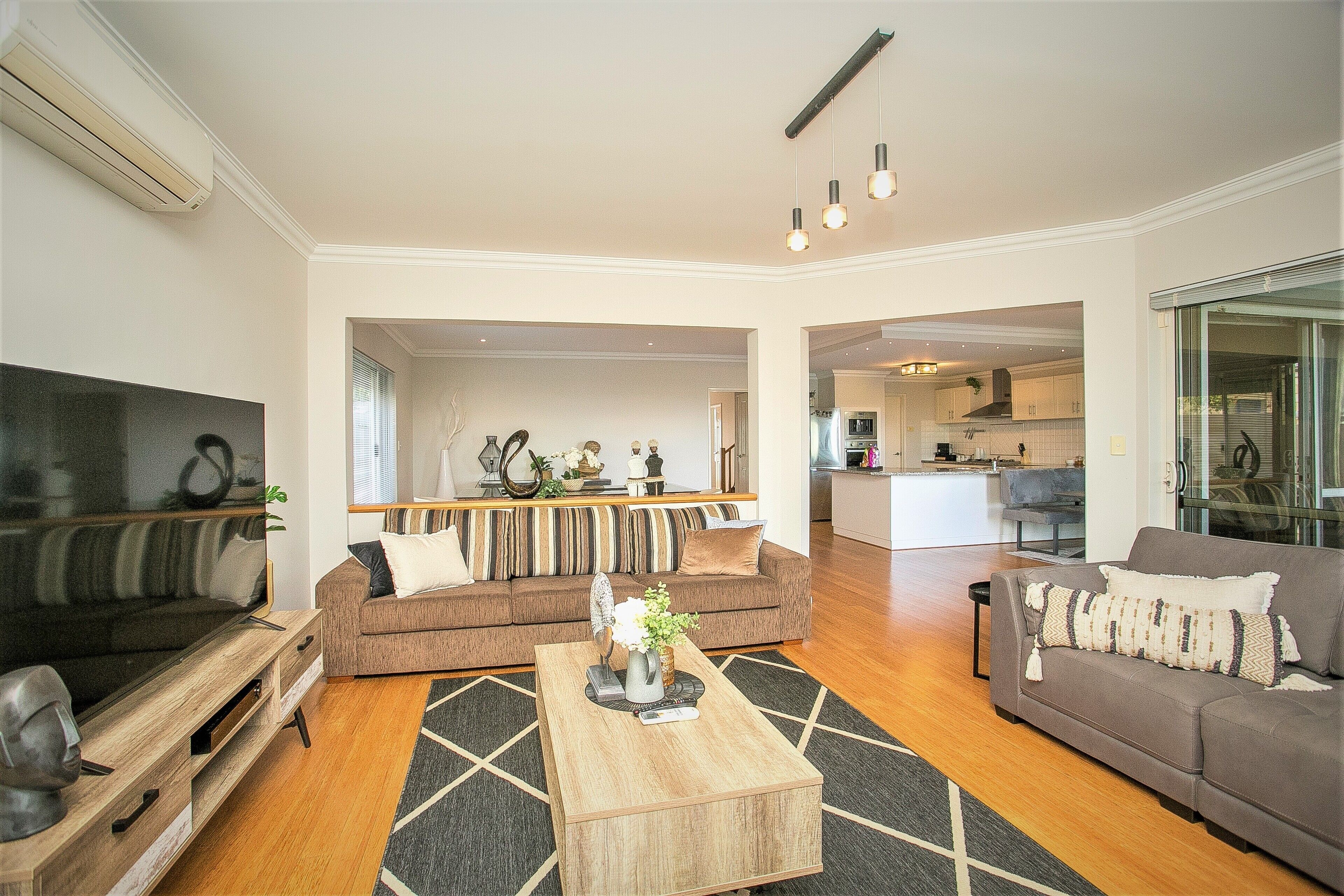 “WATERLILY HOUSE” - Luxury Mandurah Canal Holiday Home - Jetty, BBQ, Sleeps 14