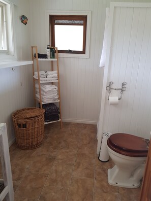 Shower, hair dryer, towels, soap - Foster - Nature Retreat -  Nippards Nature Cottage (Woorarra West)