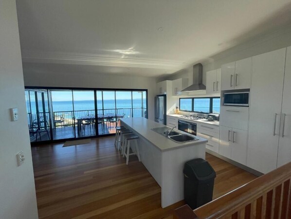 Micro-ondes, four, plaque de cuisson, chaise haute