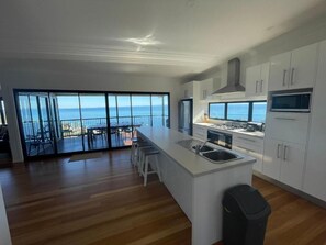 Mikroaaltouuni, uuni, liesi, syöttötuoli