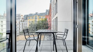 Dining - Deluxe Mitte 1BR with Apple Store in building, by Blueground (Berlin)