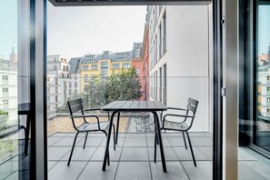 Dining - Deluxe Mitte 1BR with Apple Store in building, by Blueground (Berlin)