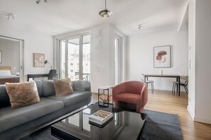 TV, stereo - Deluxe Mitte 1BR with Apple Store in building, by Blueground (Berlin)