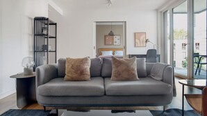 Living area - Deluxe Mitte 1BR with Apple Store in building, by Blueground (Berlin)