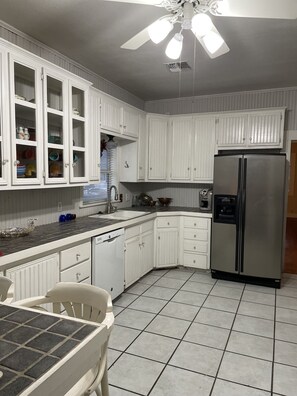 Fridge, microwave, oven, stovetop - Academy Haus New Braunfels & Comal River (New Braunfels)