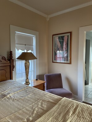 2 habitaciones, escritorio, tabla de planchar con plancha y wifi gratis 