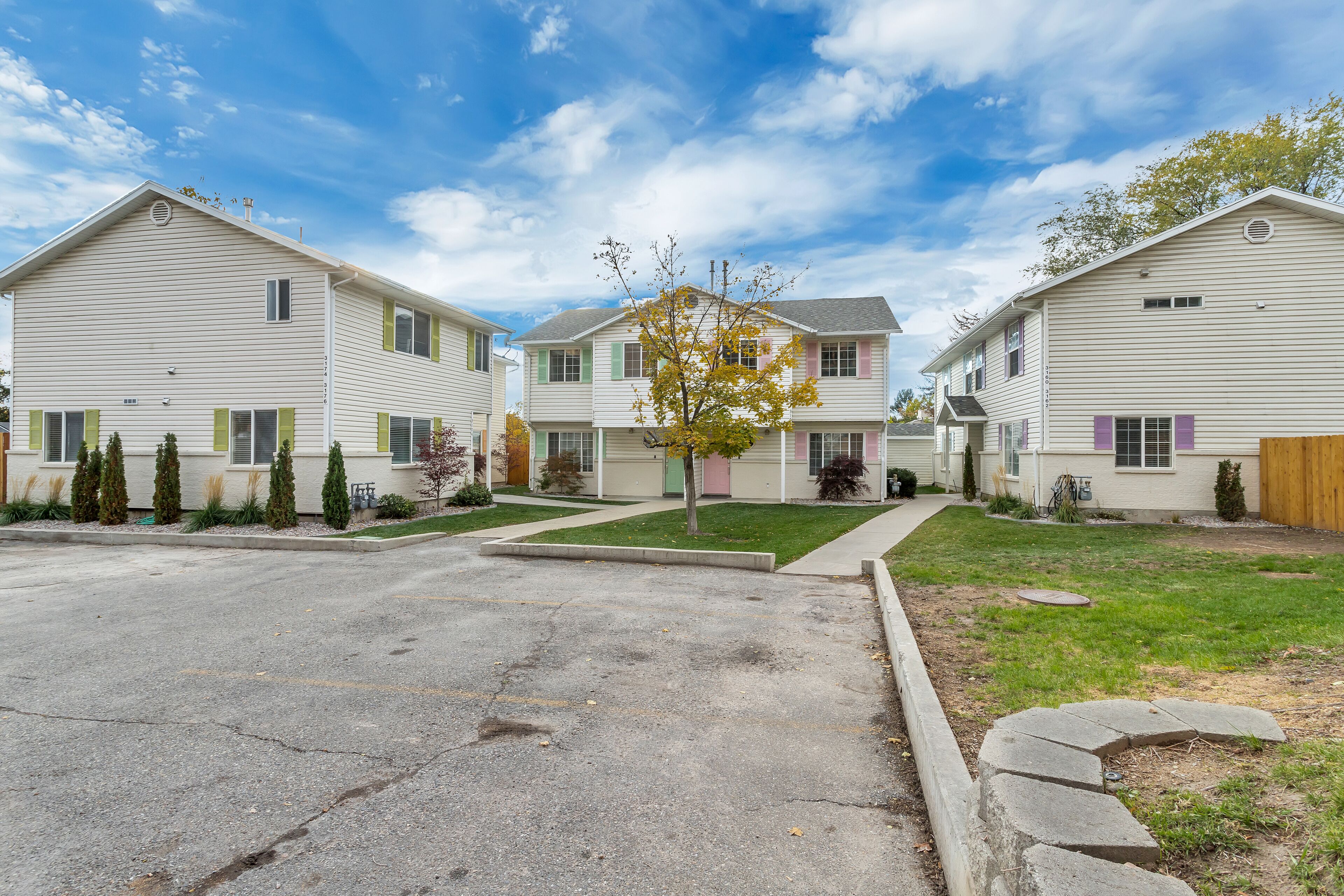 Cluster of 3 townhomes with 3 hot tubs. 9 bedrooms, 6 bathrooms, sleeps 18