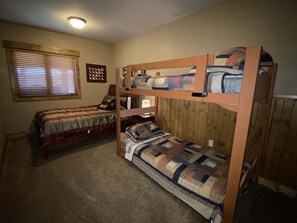 4 bedrooms, free WiFi, bed sheets