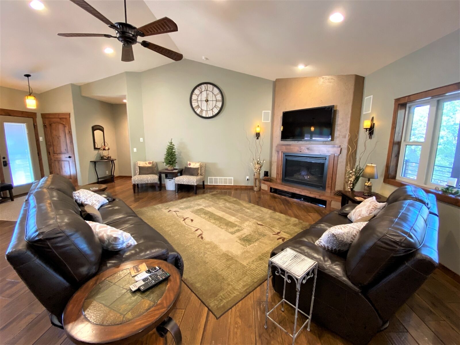 Turkey Ridge Lodge- Quiet Neighborhood, lots of space