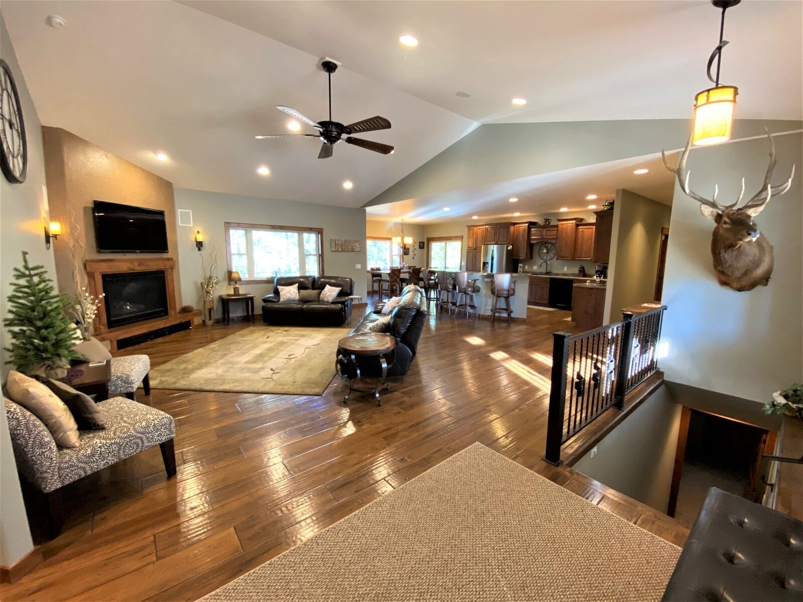 Turkey Ridge Lodge- Quiet Neighborhood, lots of space