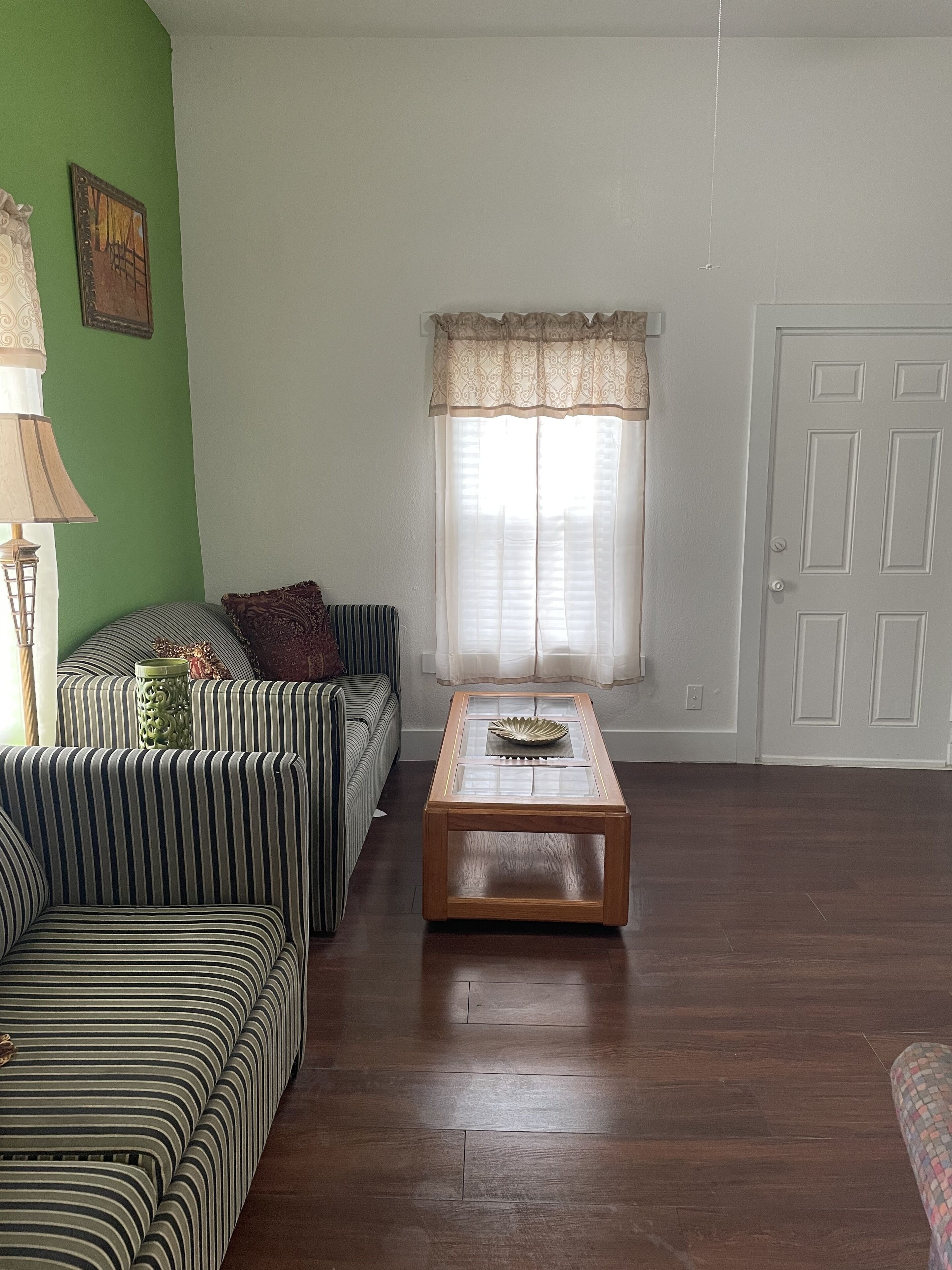 10 minutes away to downtown! Family-sized residential home.