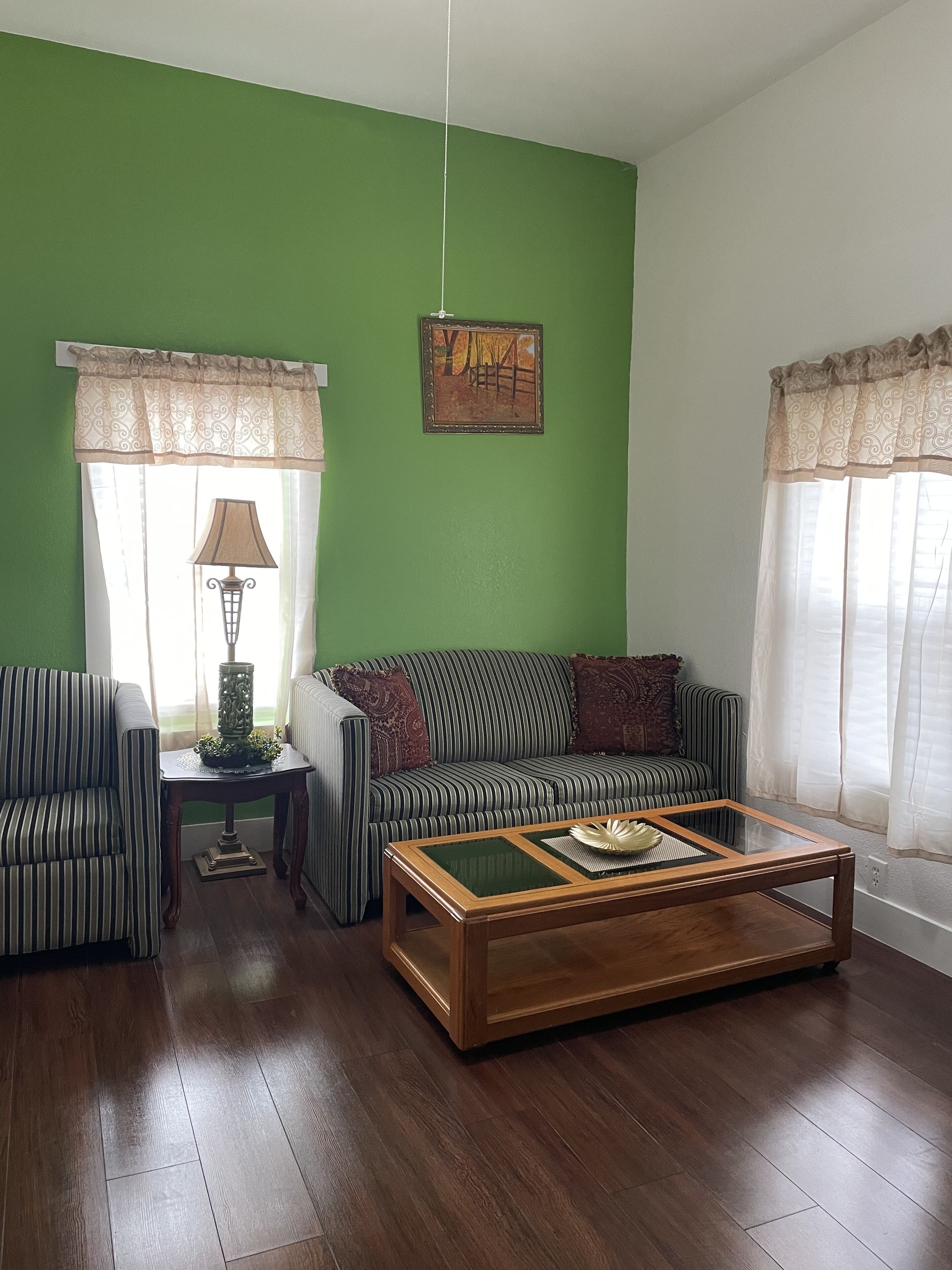 10 minutes away to downtown! Family-sized residential home.