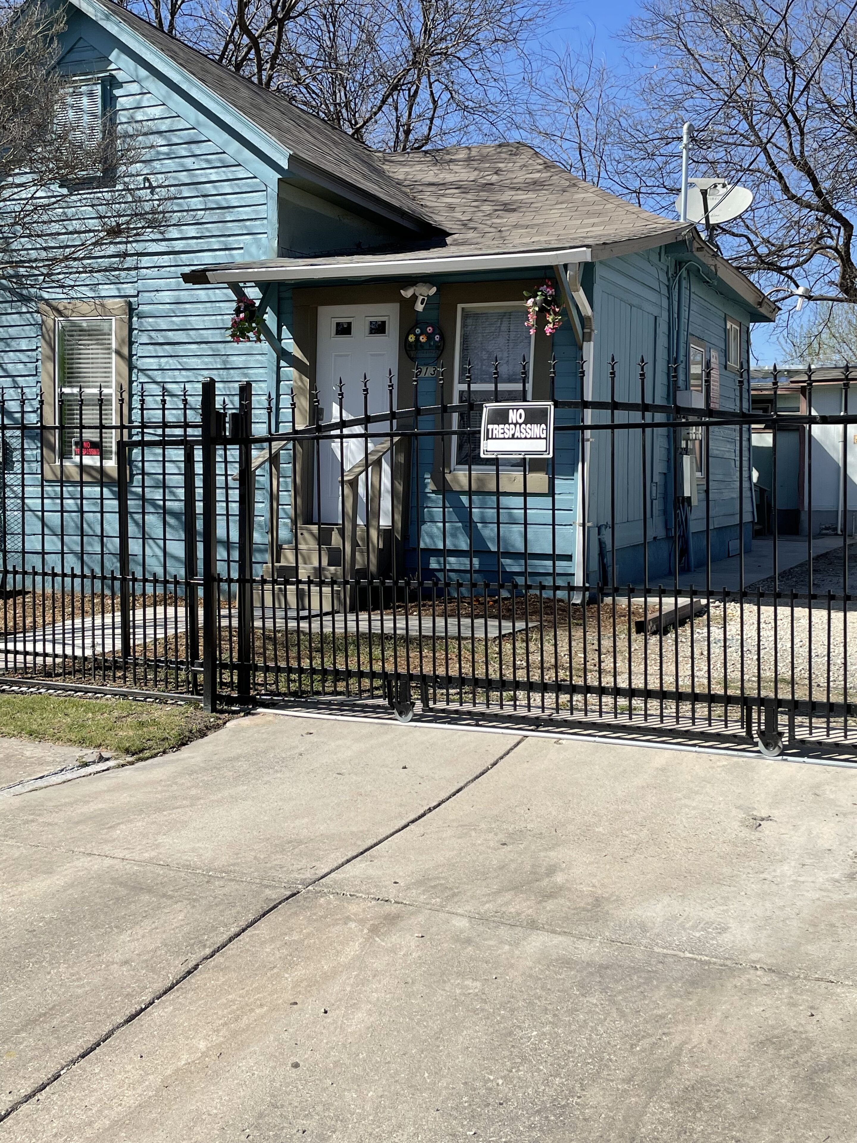 10 minutes away to downtown! Family-sized residential home.