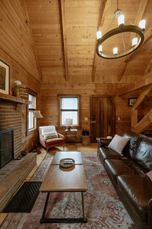 Een smart-tv, een open haard en een dvd-speler