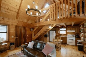 Een smart-tv, een open haard en een dvd-speler