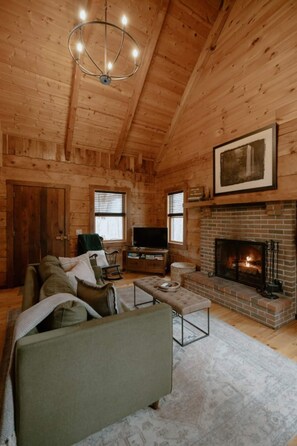 Smart TV, fireplace, DVD player - The Hideaway Cabin in Hocking Hills (with WiFi) (Rockbridge)
