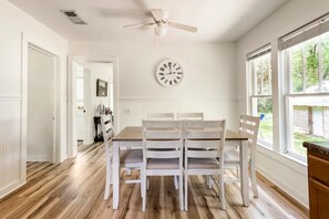 Dining - Charming Cottage + Barn-Sleeps 6-by Flint Creek🎣🛶🌿 (Wiggins)