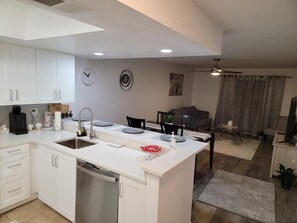 冰箱、微波炉、烤箱、炉灶