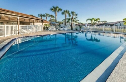 Bright-Lovely 2 Bed 1 Bath,15 Minutes From Beach