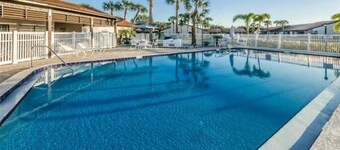 Bright-Lovely 2 Bed 1 Bath,15 Minutes From Beach