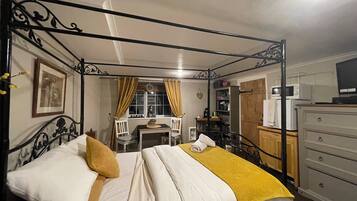 2 bedrooms, in-room safe, iron/ironing board, free WiFi