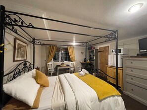 2 室のベッドルーム、セーフティボックス (室内)、アイロン / アイロン台、WiFi (無料)