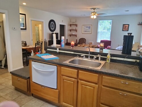 Beautiful country cottage with ease of access! Minutes to I-26, I-95 and Hwy 301