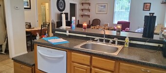 Beautiful country cottage with ease of access! Minutes to I-26, I-95 and Hwy 301