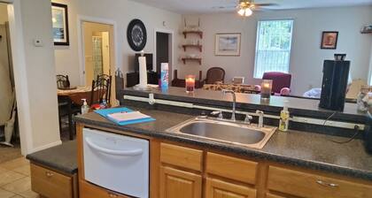 Beautiful country cottage with ease of access! Minutes to I-26, I-95 and Hwy 301