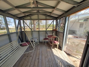 Outdoor dining - Beautiful country cottage with ease of access! Minutes to I-26, I-95 and Hwy 301 (Bowman)